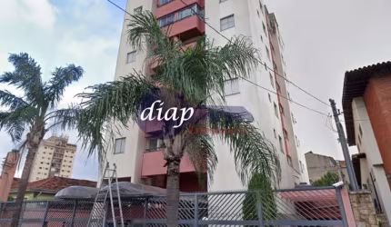 Apartamento Duplex com 3 quartos, 1 banheiro (com instalação para outro), cozinha, lavanderia, sala de estar, sala de jantar no andar de cima e closet