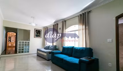 Sala enorme para 2 ambientes, lavabo, banheiro social, copa, cozinha, 3 suítes + 2 dormitórios, closet, 5 banheiros e 2 com banheiras, armários nos qu