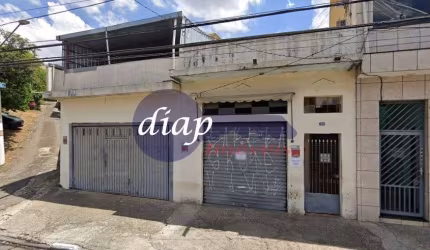 Terreno medindo aproximadamente 10x28 na região da Água Rasa, próximo a Anália Franco. O terreno tem garagem para 3 carros e três casas sem ocupação.