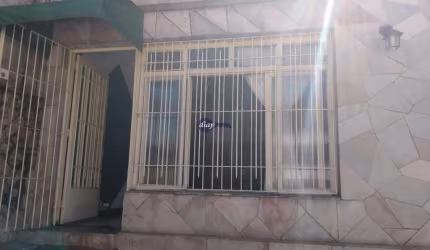 Linda casa térrea  com 190m², 3 quartos, ampla sala para 3 ambientes, piso todo em porcelanato, garagem para 2 veículos, ótima localização rua tranqui