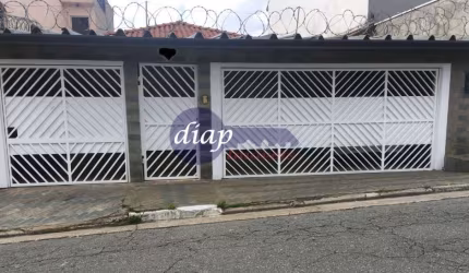 Linda casa assobradada com mais de 260 m² construídos, sendo: - Piso térreo (nível da rua) 2 dormitórios + 1 suíte com closet, banheiro com banheira,