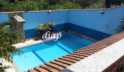 Lindo sobrado com 2 andares + 1 subsolo, possui 3 dormitórios (sendo uma suíte com closet), banheiro, sala ampla para 2 ambientes, lavabo, cozinha amp