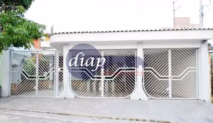 Excelente imóvel com 2 belos sobrados. O primeiro é composto por uma suíte, dois dormitórios, duas salas independentes, cozinha com dois ambientes, qu
