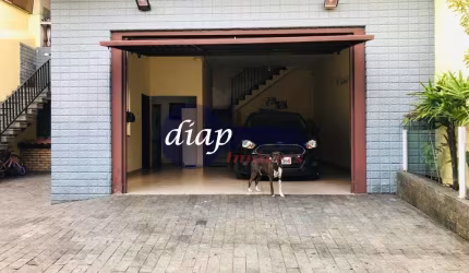 Linda casa com 3 dormitórios, sendo uma suíte, cozinha americana planejada, lavanderia, banheiro, quintal, jardim, churrasqueira e 5 vagas de garagem.