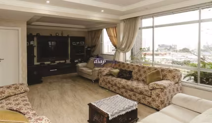 Apartamento com 200m2 único no andar  com a possibilidade de se reverter em 2 apartamentos de 100m2 cada um.  O apartamento tem uma bela vista no quin