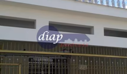 Lindo sobrado com ótima localização. Documentos OK, dormitórios com piso laminado, Sala, cozinha e banheiros piso frio, portas e janelas de alumínio,