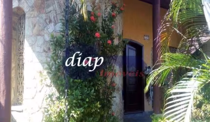 Imóvel de altíssimo padrão com piscina, jardim de inverno, lareira, suite máster com banheira e sauna, salão de festas. Casa abaixo de valor de avalia