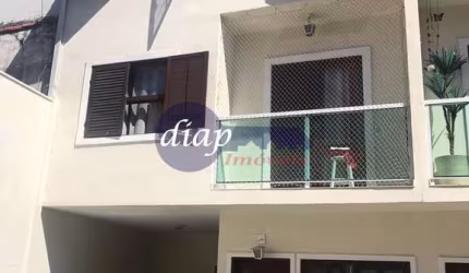 Ótimo sobrado em condomínio fechado na Vila Granada com 3 dormitórios, sendo uma suíte e um dos quartos com sacada, cozinha, área de serviço, sala par