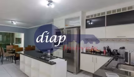 Lindo sobrado amplo com 3 suítes, lavanderia, área gourmet de frente para a cozinha, quintal de 40m2 nos fundos e um studio de 26 m2. Documentação reg