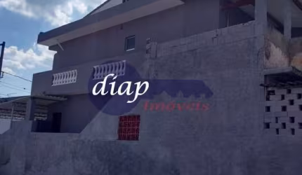 Sobrado de esquina com garagem para 2 carros, sala ampla, cozinha grande, 2 quartos, sendo um com sacada na frente e lateral e quintal grande na parte
