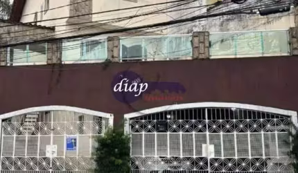Lindo sobrado com 3 quartos, sendo 1 suíte, 4 banheiros, sala, cozinha, lavanderia e garagem para 6 carros. Excelente localização, próximo a pontos de