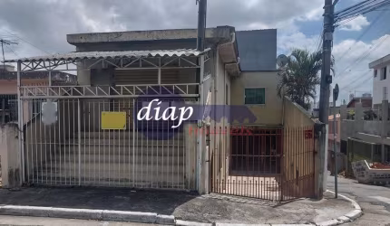 Excelente casa comercial na Vila Rica com edícula e um salão comercial. Na casa principal temos 2 dormitórios, sala de jantar e sala de estar, cozinha