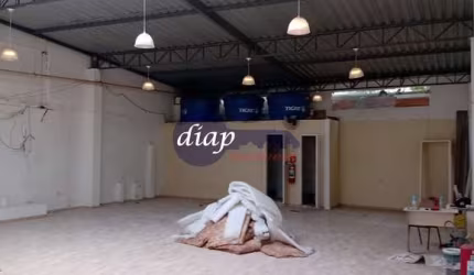 Excelente galpão comercial no Jardim Brasil com 13 salas, ventiladores, 2 vestiários, 1 cozinha, 2 banheiros e 5 vagas de garagem. O imóvel está em um