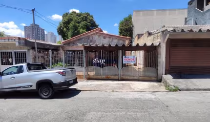Casa Térrea em terreno com 9 metros de frente por 34 metros de fundos, totalizando uma área de 306 m², divididos em 3 dormitórios, hall de entrada, sa
