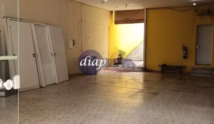 Excelente galpão na Vila Alexandria com 350 metros de área construída contendo 8 salas, 4 banheiros, 7 chuveiros, 4 vagas de garagem, quintal com edíc
