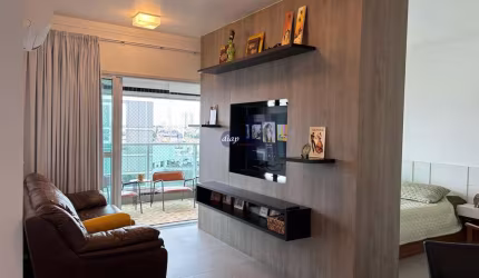 Lindo apartamento com 1 dormitório, cozinha planejada, sala, varanda, lavanderia, banheiro e 2 vagas de garagem.  Imóvel em andar alto, com móveis pla