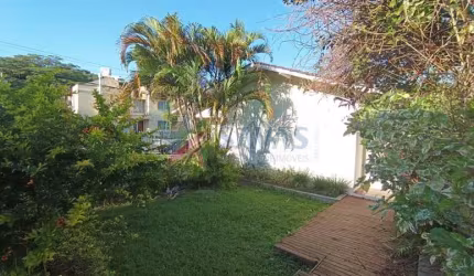 CASA COM 03 DORMITÓRIOS - ÓTIMA LOCALIZAÇÃO