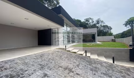 Casa à Venda na Serra da Cantareira, Mairiporã-SP - 3 quartos, 3 suítes, 2 salas, 5 banheiros, 2 vagas, 206 m².