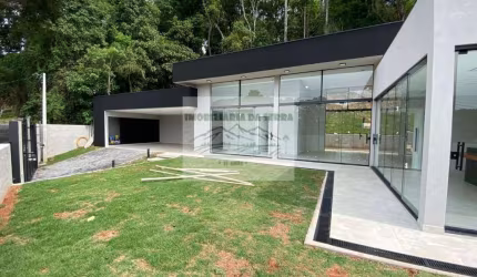 Casa à Venda na Serra da Cantareira, Mairiporã-SP - 3 quartos, 3 suítes, 2 salas, 5 banheiros, 2 vagas, 206 m².