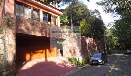 Luxuosa Casa em Condomínio à Venda em Serra da Cantareira: 4 Quartos, 3 Suítes, 4 Salas, 7 Banheiros, 4 Vagas, 600,00 m² de Área. Venha Conhecer!