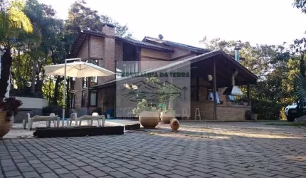 Casa à venda na Serra da Cantareira , Parque Petrópolis Paulista, com 3 quartos, 2 suítes, 2 salas, 4 vagas de garagem e 300m² de área.