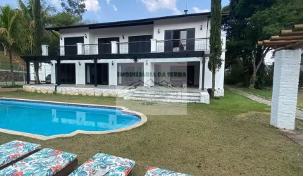Luxuosa casa em condomínio na Serra da Cantareira, Mairiporã-SP: 4 quartos, 4 suítes, 4 salas, 7 banheiros, 3 vagas, 560m². Venha conhecer!