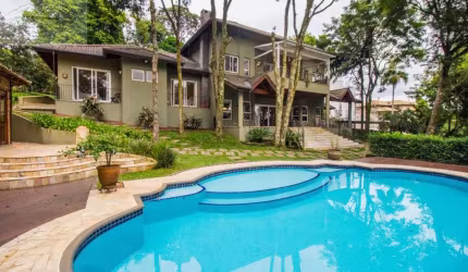 Casa de luxo em condomínio na Serra da Cantareira:  4 suítes, 5 salas, 6 vagas, lazer completo, AC 475m². Venha conferir!
