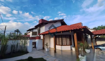 CASA ALTO PADRÃO A VENDA COM 4 QUARTOS E PISCINA