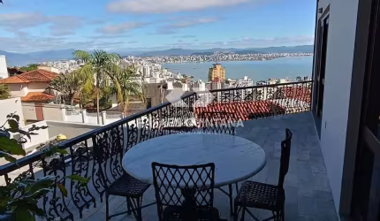 Casa á Venda, 4 Quartos sendo 4 Suítes, 6 Vagas com 350m², Centro, Florianópolis - SC