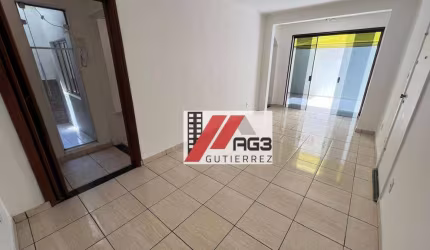 Apartamento térreo com quintal, 3 dormitórios, 2 banheiros e sala ampla na Pompeia
