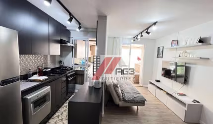 Apartamento mobiliado de 3 dormitórios, suíte com ar-condicionado, varanda, lazer completo e 2 vagas nas Perdizes