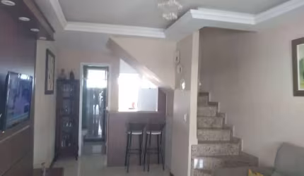 Jóquei: casa com 02 quartos, sendo uma com cama, armário