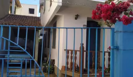 Centro: casa com 03 quartos, sendo 02 suítes