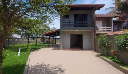 Saco da Ribeira - Casa de esquina, 2 quartos, à 150 metros das marinas