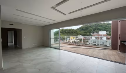 Linda Cobertura com Vista para a Montanha