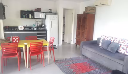 Uma casa em um amplo terreno  perto da orla do Itaguá e a caminho da praia do Tenório  . Um lugar incrível  !