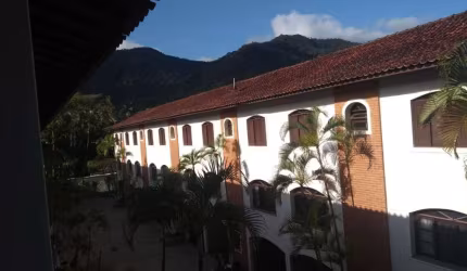 Excelente sobrado mobiliado, com 3 suítes em condomínio, localização privilegiada, a poucos metros da praia