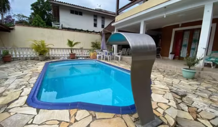 Casa com 06 suítes e uma boa área de lazer dentro do condomínio no bairro ressaca.