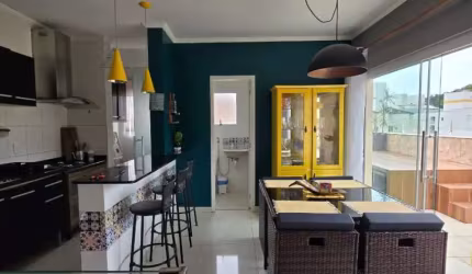 Cobertura duplex decorada, com 4 dormitórios, sendo 2 suítes, varanda gourmet com piscina, no canto nobre da Praia Grande