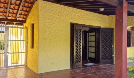 Casa na Enseada, 03 dormitórios, a poucos passos do mar