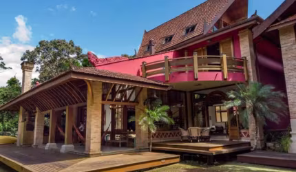 Mansão com arquitetura de Bali á venda no Prumirim
