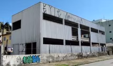 Área comercial (estilo galpão) com 2 andares. Podendo explorar vários tipos de comércio