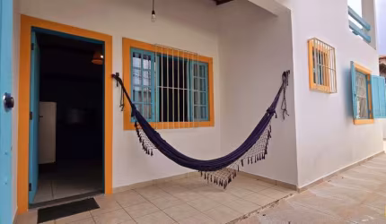 Casa Charmosa de Esquina Itaguá, próxima a Praça do Cristo
