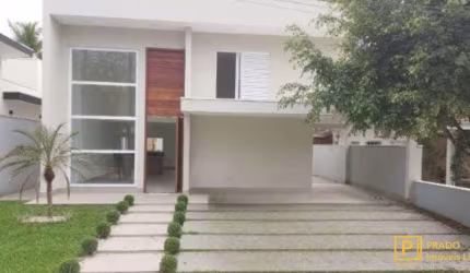 Casa Nova em Condomínio com 4 suítes, cozinha integrada com a sala, piscina, e churrasqueira.