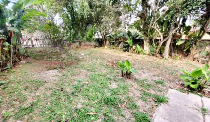 Terreno de esquina com edícula