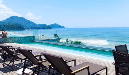 APARTAMENTO COM 02 DORMITÓRIOS SACADA VISTA PARA O MAR