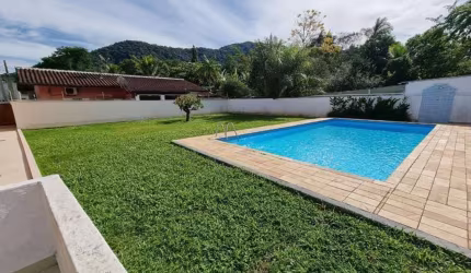 Casa no centro com uma otima localização com 3 quartos com 1 suíte terreno de 700 metros.