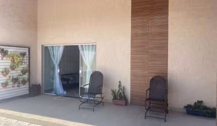 Casa ampla aproximadamente 200 metros da praia