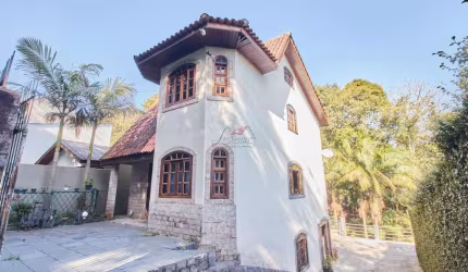 CASA com 3 dormitórios à venda com 320m² por R$ 790.000,00 no bairro Santa Cândida - CURITIBA / PR