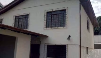 Casa com terreno amplo (605m²) e com uma enorme área externa, localizada no bairro Pilarzinho (bairro tranquilo e seguro).